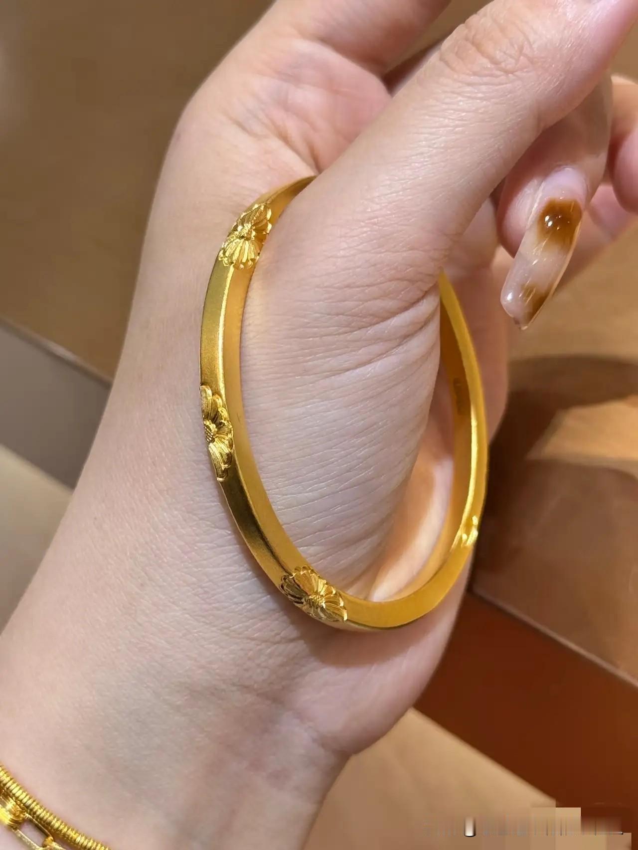 昨天跟风冲黄金的人，今天估计都懵圈了！不是说金价跌到997这事，关键是一大群