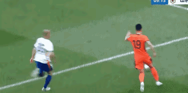 山东泰山客场送温暖，1：4惨不忍睹。场上队员各种失误，看上去莫名其妙，让人不得