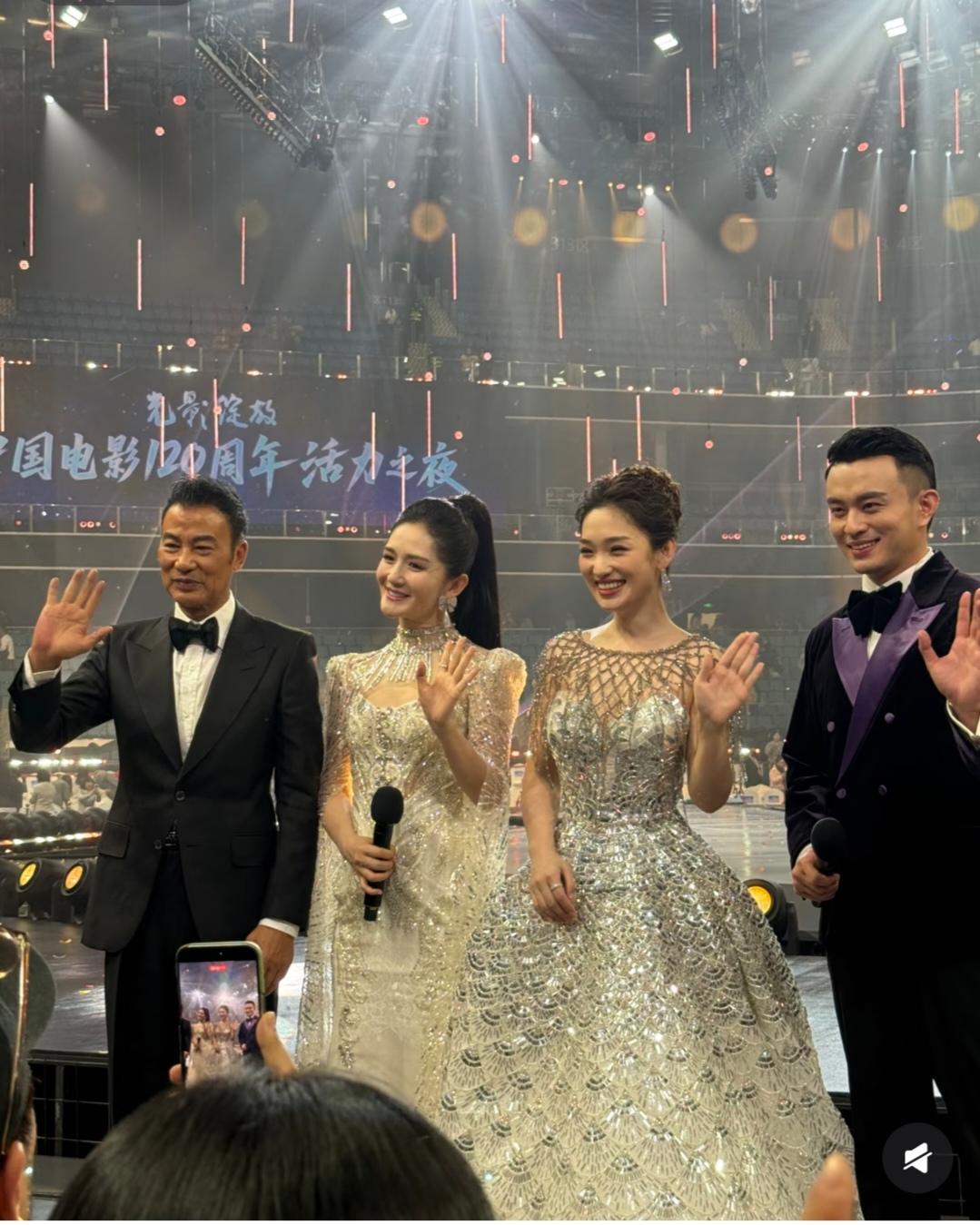 谢娜，下巴好尖啊！