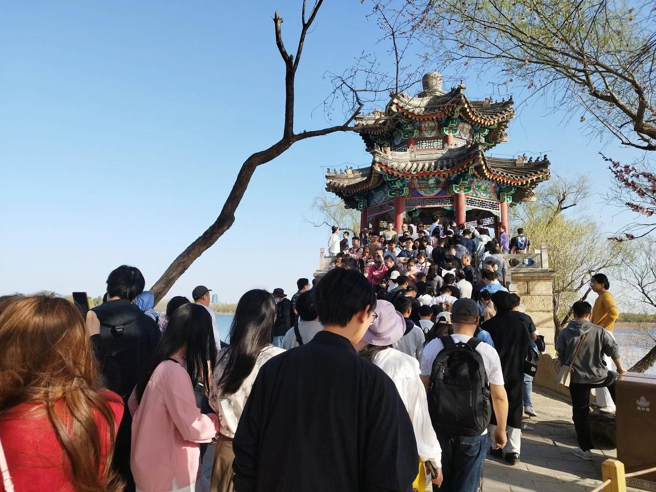 颐和园游园的人熙熙攘攘摩肩擦踵，春天到了，大家都跑出来了