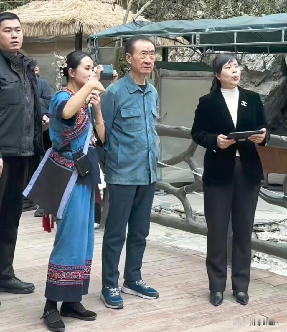 王健林的穿搭看着特别朴素，不了解的人瞅着他那上衣，还觉得跟50年代初的麻布衬衫似