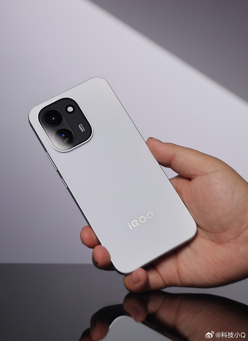 iQOOZ11先看看外观吧！已知信息：机身216.5g，8.25mm，902