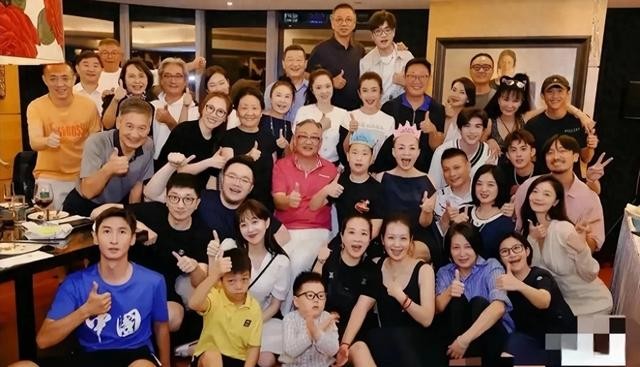 宋丹丹66岁生日宴，赵玉吉站在她身边，巴图带着儿媳和两个孙辈绕膝，杨紫张一山贴脸合影，李冰冰胡军刘涛
