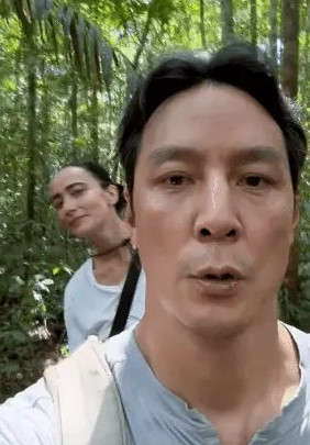 50岁吴彦祖罕晒全家福！47岁老婆素颜出镜，12岁女儿身高直追妈妈！