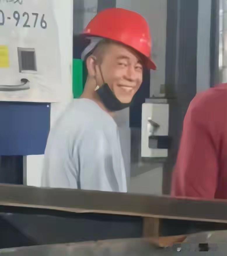 虽然只是一场认亲乌龙，但是陈小春却因为此事再次获得了热度，而撞脸陈小春的工人大哥