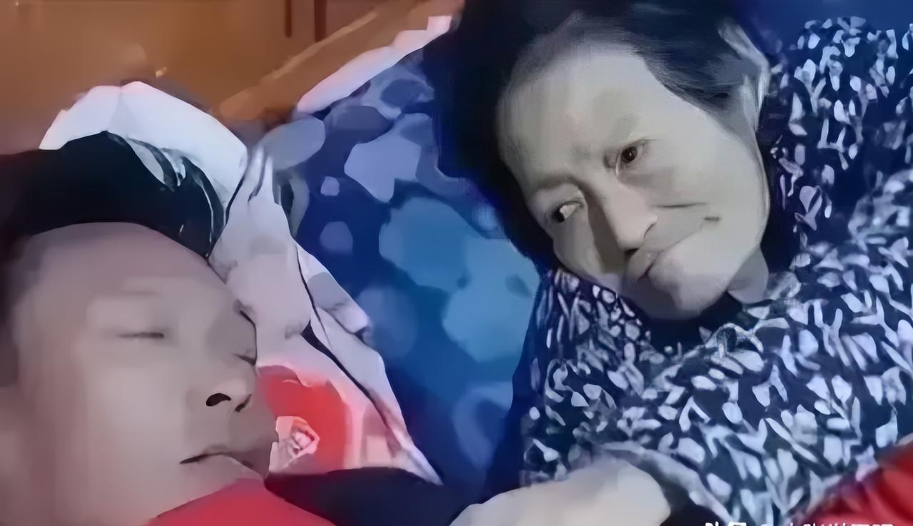 直接破防！晚上儿子伺候病危的母亲睡下，熬不住跟着睡着了，一睁眼，人已经走了。没好