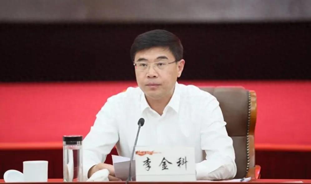 热点观点畅聊会祝贺祝贺，李金科这是得到了进一步使用，任专职副书记了。另一个副书记