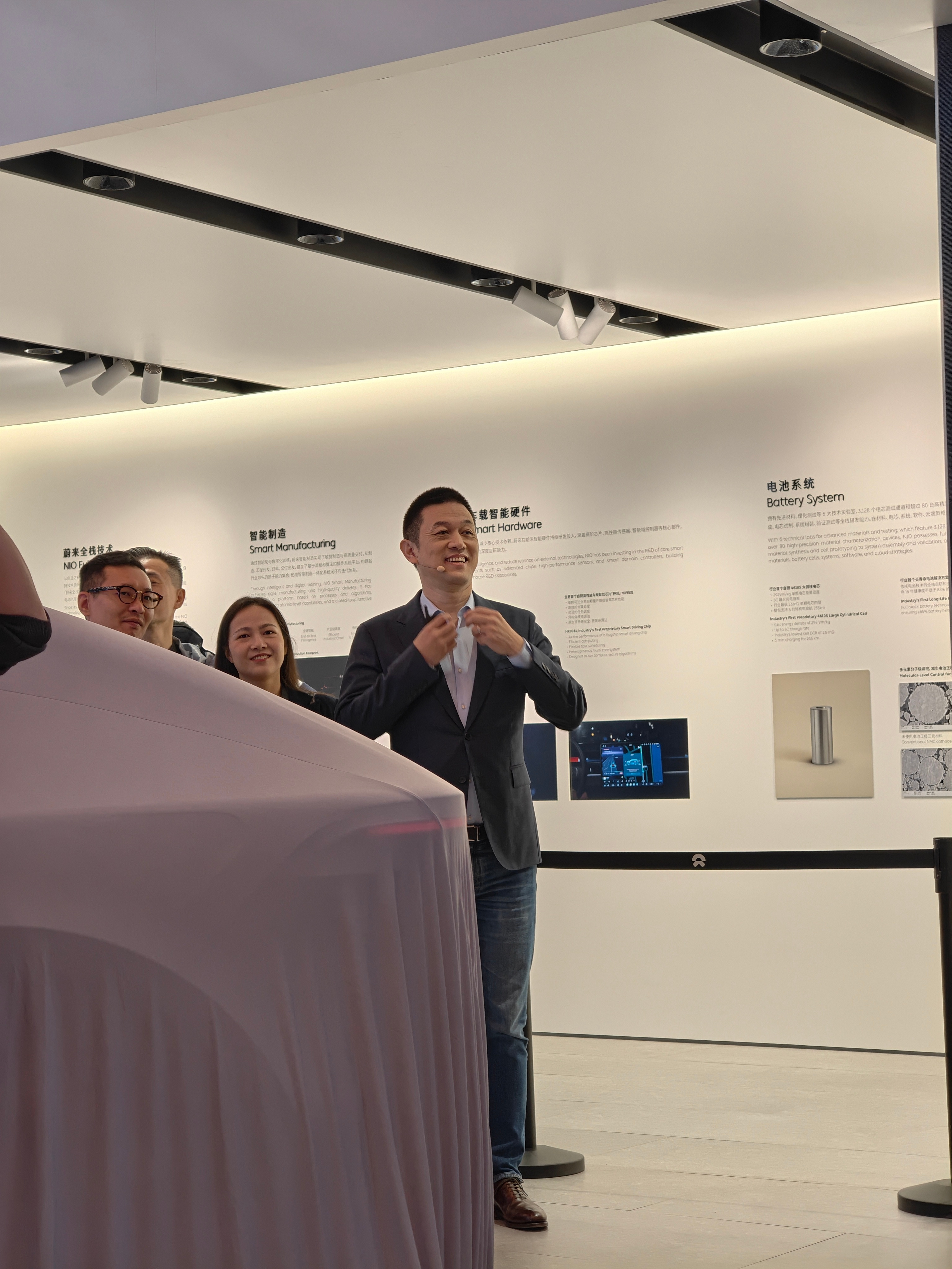 虚假的董事长整理衬衫，真正的董事长热爱摄影。