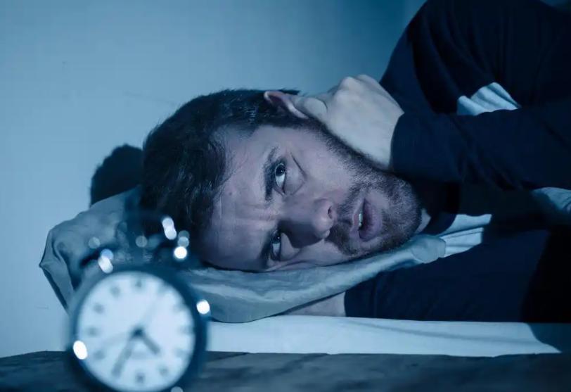 睡觉时总在凌晨3、4点醒来，医生直言：一般提示3大疾病，别忽视凌晨三四点突然