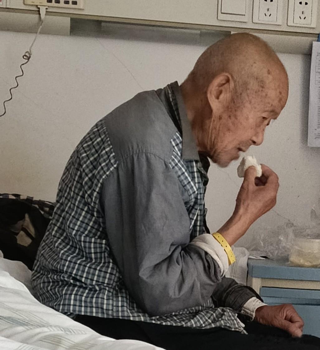 老爷子今天住院，隔壁病床上的亲友一茬接一茬的过来，嗓门大得整个医院都能听到，说是