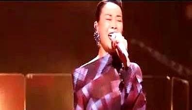 某乐评人评那英：湖南卫视618开心夜，那英相比去年《歌手》的时候唱得更差