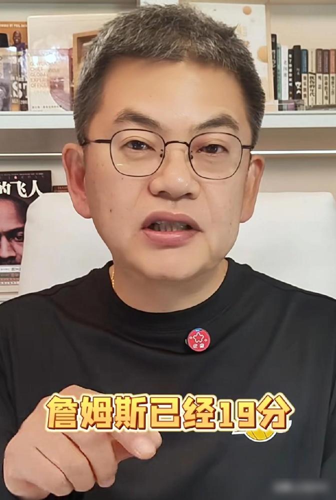 苏群谈湖人：“湖人今天惨败给马刺。”看完这场我大概能拼出个图景：湖人被对