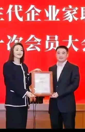 宗馥莉的身高在1.75米左右，她要是有个儿子就好了。儿子一般像妈，宗馥莉又高又聪