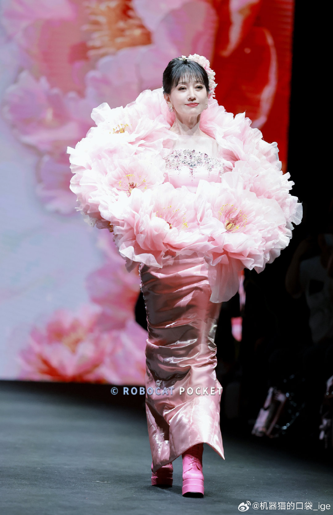#赵雅芝#｜让世界看见中国美｜百花之王！这个系列超级甜美又大气！😍🥰🩷#赵雅芝##北京时装周#
