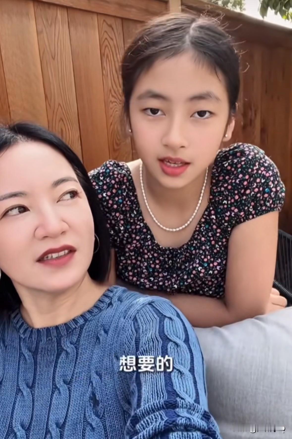阿雅的闺女长得也太有辨识度了,出落得越来越好看了,单眼皮有梨涡,有几分朱珠和杨采