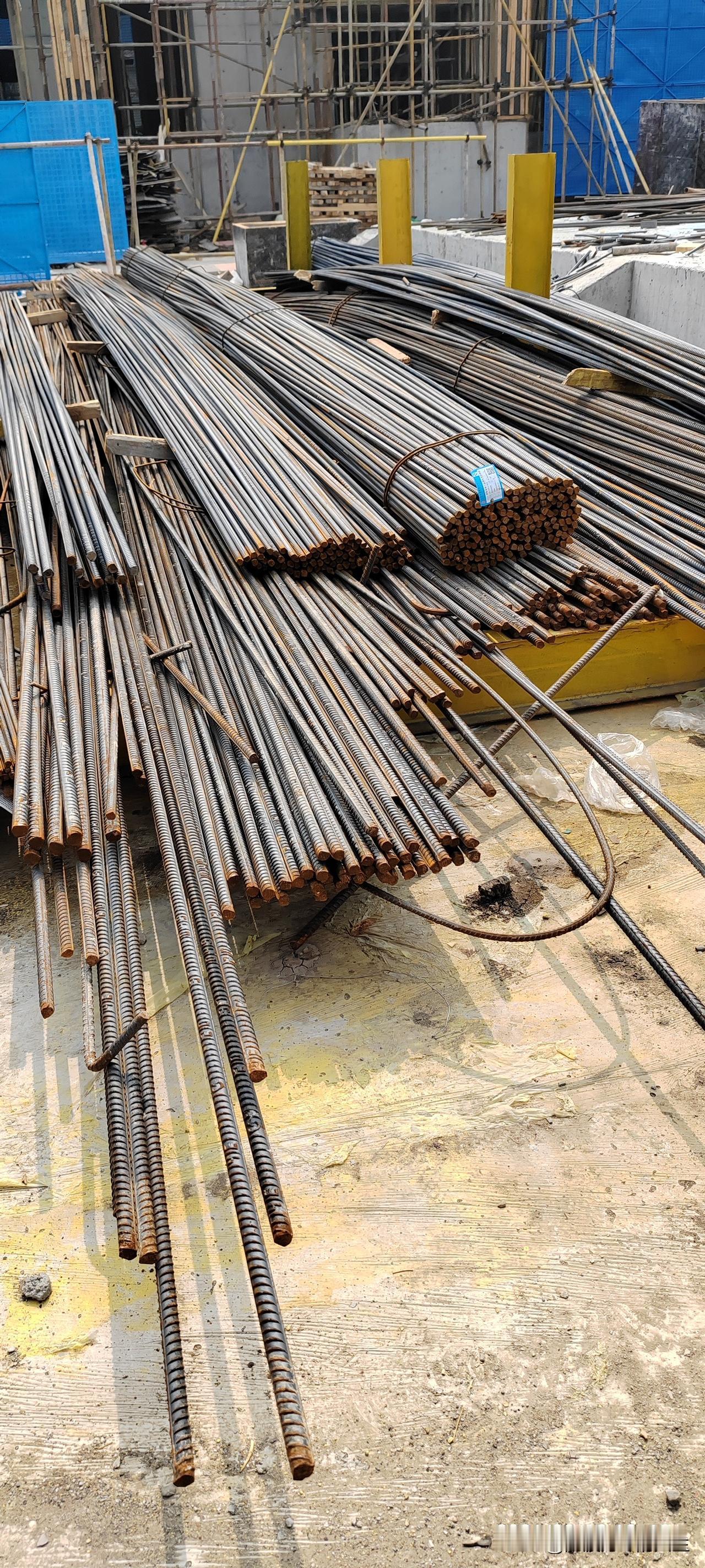 在工地上干活，钢筋工下长料，别闷头蛮干！先喊一声再动手。大家好，我是筋疲力尽