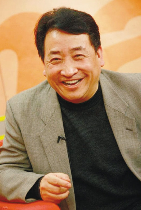 1997年，姜昆给远在澳洲的妻子打电话：“我想收养一个6岁的小男孩儿。”妻子极力