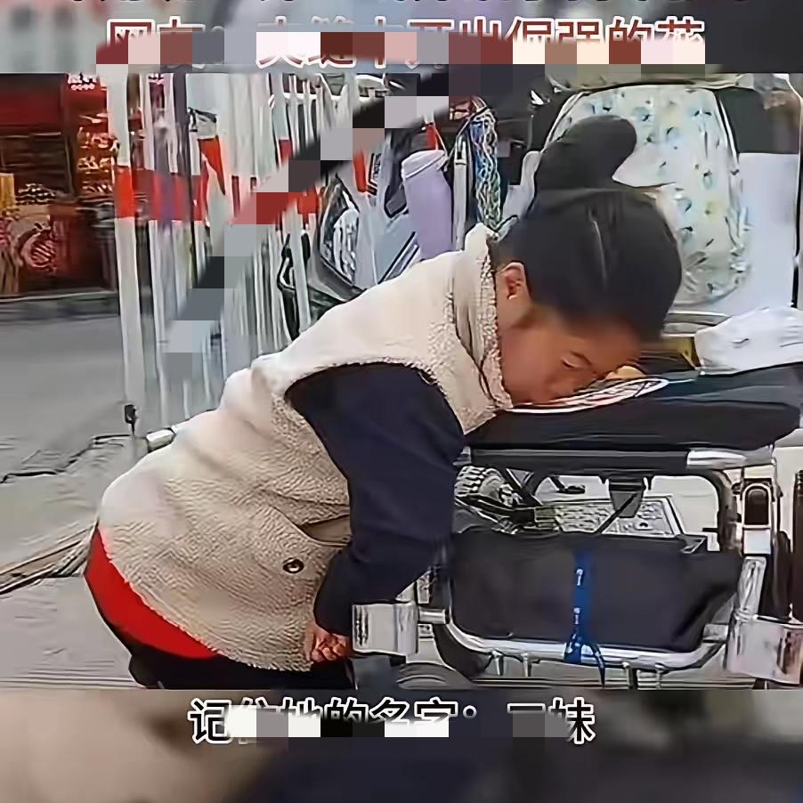 重庆残疾女子用嘴咬着针，在街头摆了8年鞋垫摊，只为撑起两个孩子的生活。这天，一男