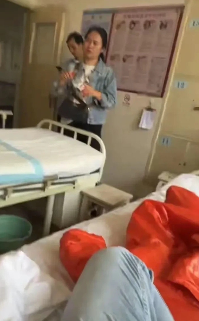 云南丽江，12岁男孩落在景区大巴上坐过站，导游发现急忙把孩子接回起点站，不料，孩