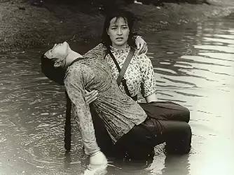 刘晓庆老师当年出演《小花》时，不仅荣获大奖，其个人能力更是令人钦佩不已。就如镜头