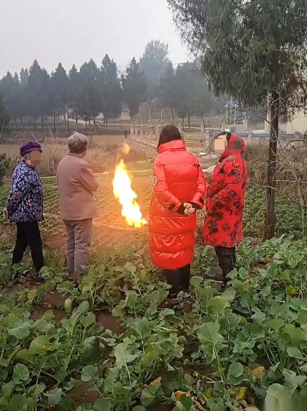 刚刷到河南贾鲁河的泉眼往外喷水，一转头，四川南充更绝。蓬安县一个大哥，寻思去自