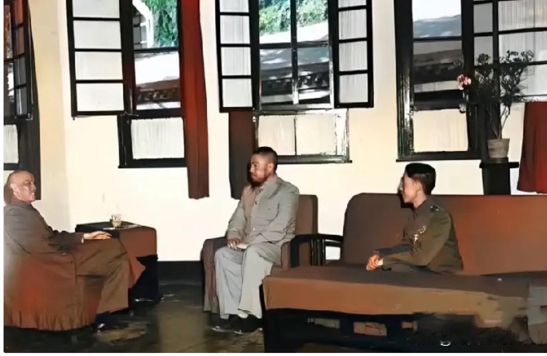 1948年，蒋介石在广州接见马步芳、马继援父子的一张合影。此时是解放战争关键时刻