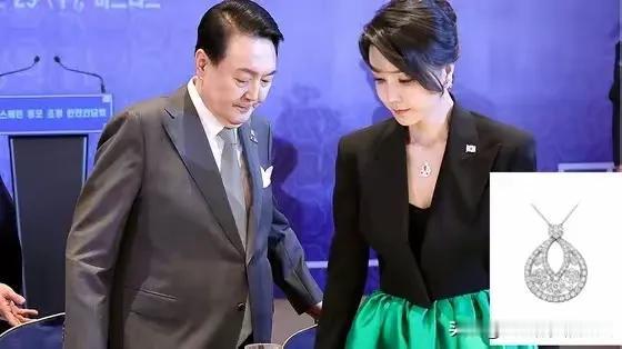 自韩国总统伊锡悦被拘留后，他被关在首尔拘留所，昨天晚上他的夫人金建希，经韩国首尔