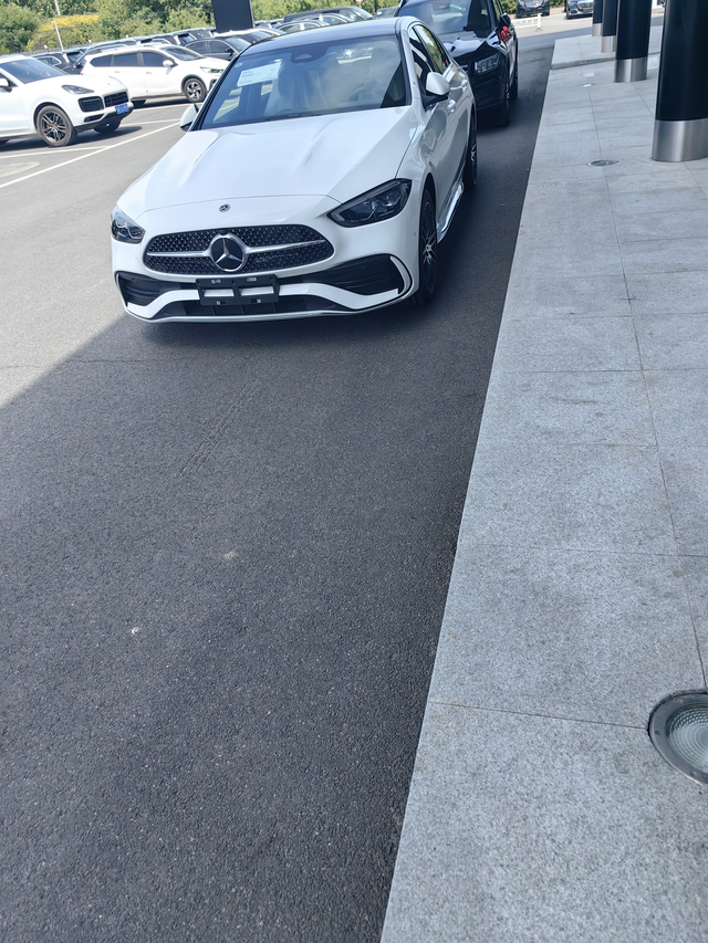 24款奔驰C260L运动轮胎问题提车一个星期轮胎干坏一个，昨天晚上走了一个乡道