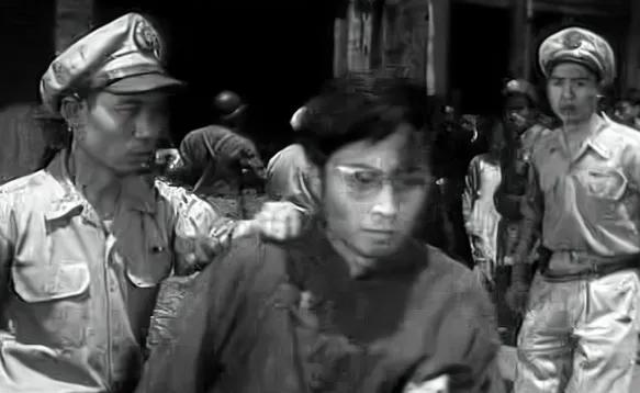 1949年，重庆解放后，军统少将在大街上遇到了一个地下党员，连忙冲上去抱住他：“