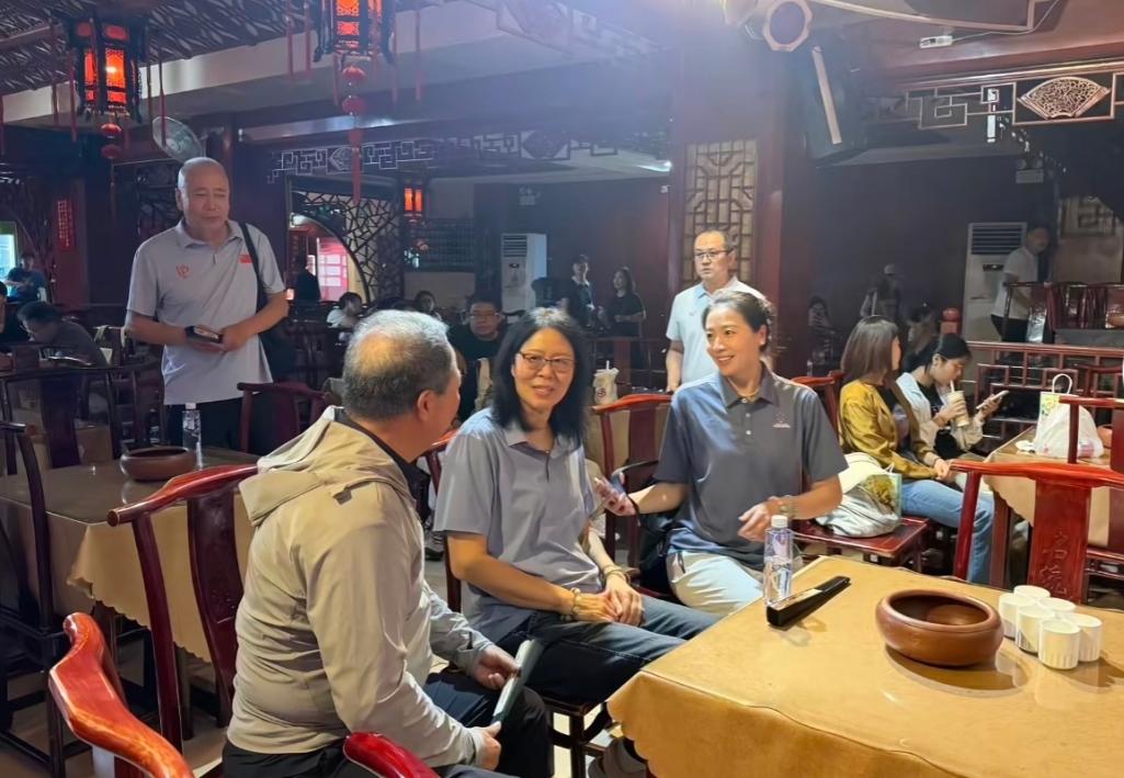 母女情深。郎平教练现身天津观看女排亚锦赛决赛。中国女排输球之后，郎平提前离开观众