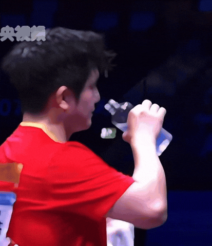 樊振东是一个喝水都要闭眼睛的宝宝啊。谁懂，闭眼时真的很有感觉哎！樊振东是真扛