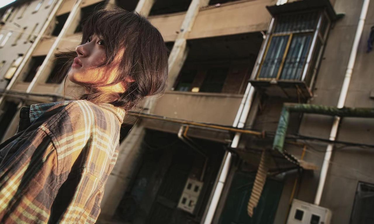 这组作品的核心是“把世界调成我的角度”。倾斜的构图不是技巧的炫技，是人物“叛逆”