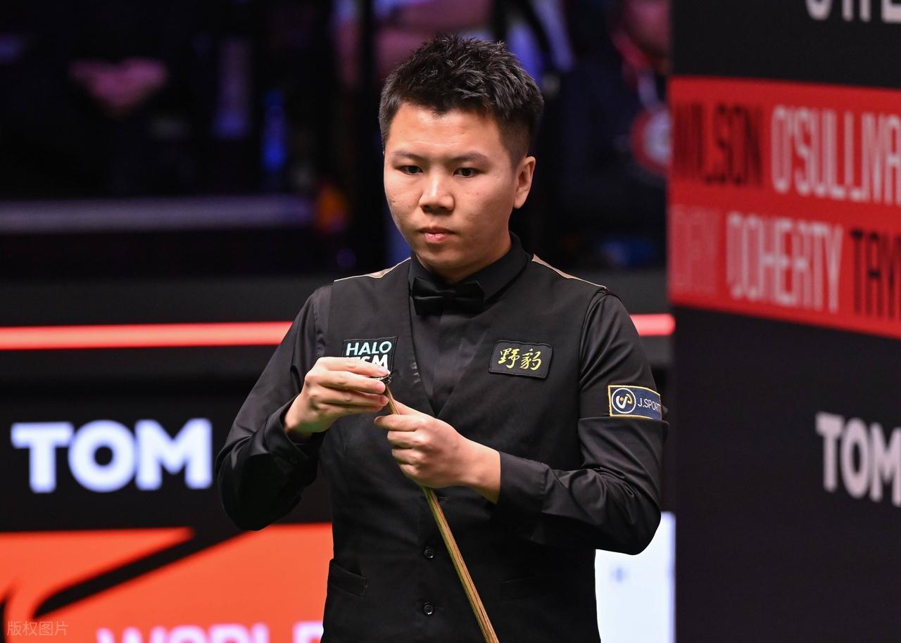 刚刚结束的一场斯诺克苏格兰赛1/8决赛，周跃龙在0-2落后的情况下，凭借一波三连