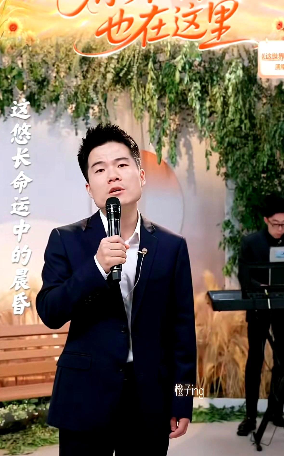 要说董宇辉和老俞关系依旧挺好估计是不大可能了昨天董宇辉出圈三周年全网刷屏送祝