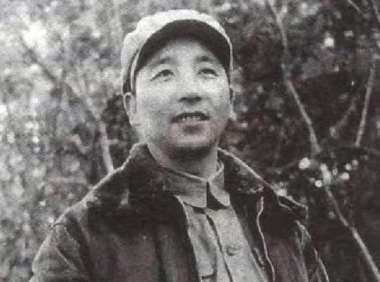 1942年，八路军侦察科长扛回来两个麻袋，一分区司令员秦基伟高兴坏了，可打开麻袋