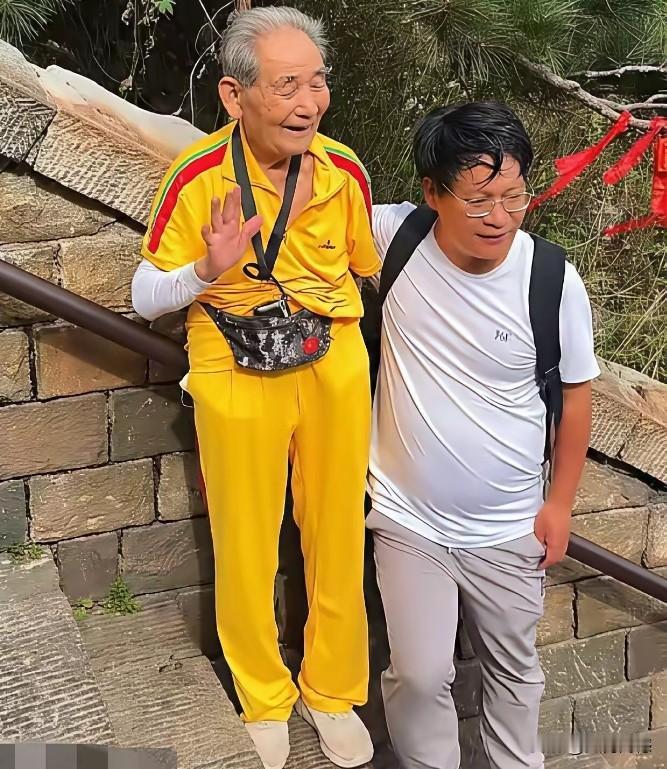 93岁老爷爷，靠着双脚，历时7个小时，成功登上泰山山顶。一路上，不少游客看到老人