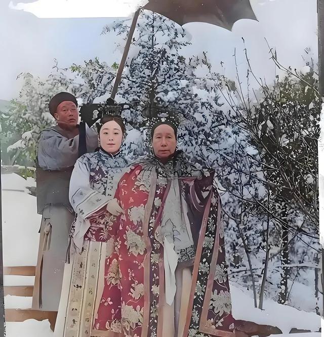 慈禧老是嫌自己的卧室晚上太黑，点太多的蜡烛又嫌冒烟熏的眼疼。最后，还是李鸿章从海