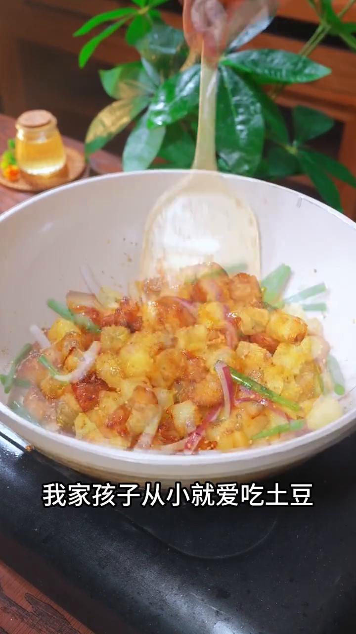 土豆五花肉。家人们注意看，我家孩子从小就爱吃土豆，今天闺蜜教会了我一个土豆的神