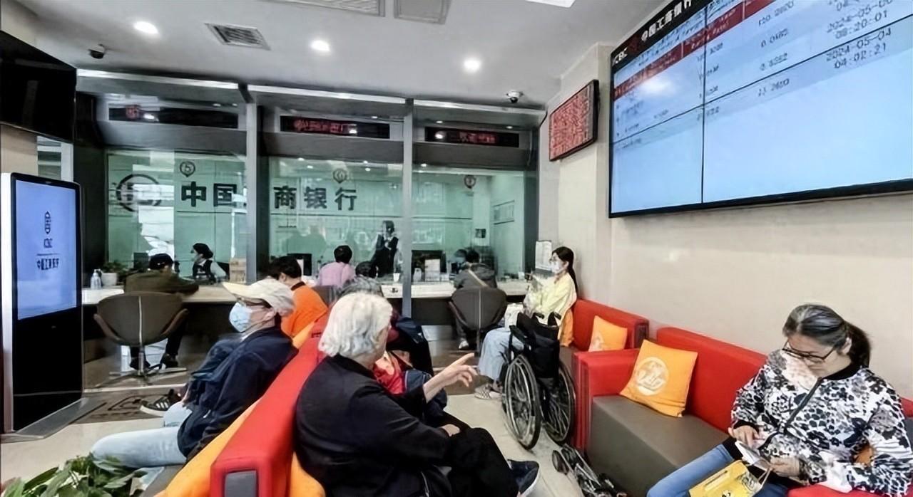 十万块存三年，利息从9900块变成3700块。就这两年的事。2025年5月2