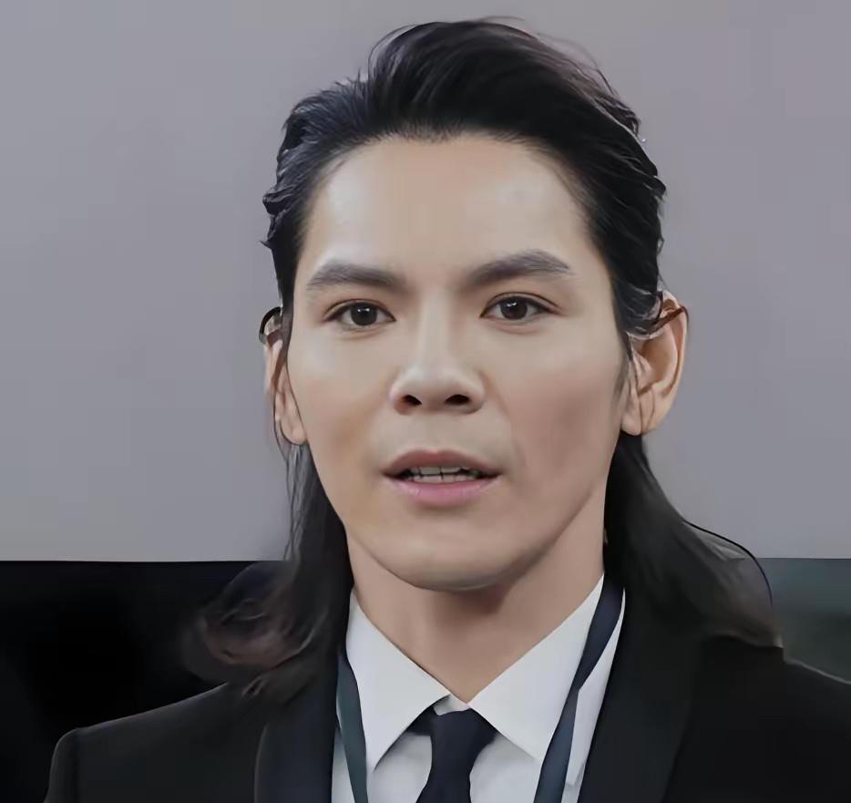 记者问向佐:“你家这么有钱，你为什么还要做直播，上综艺，你很缺钱吗？”向佐直截了