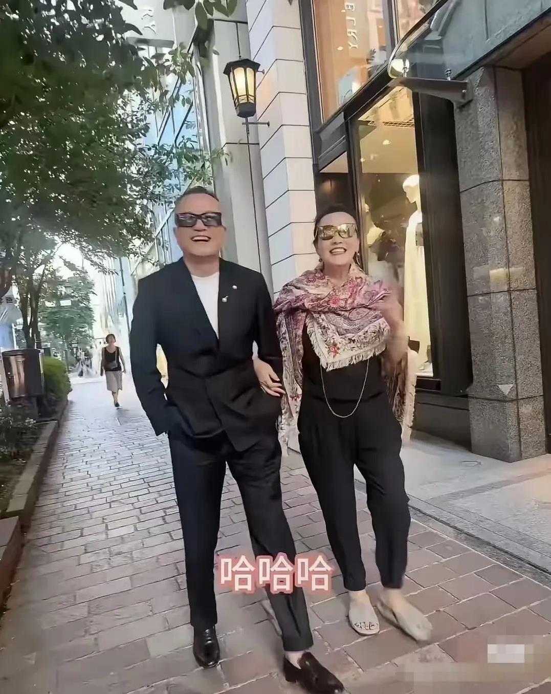 最近70多岁张兰好事不断孙子孙女回到身边，自己也新交往了男朋友。发现没有？