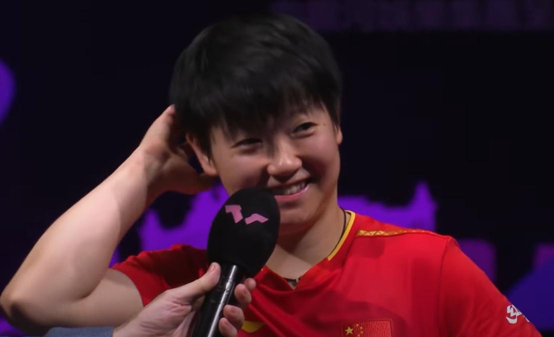 孙颖莎4:3拿到冠军后采访，她脸红了，记者问的什么问题？记者问：莎莎获