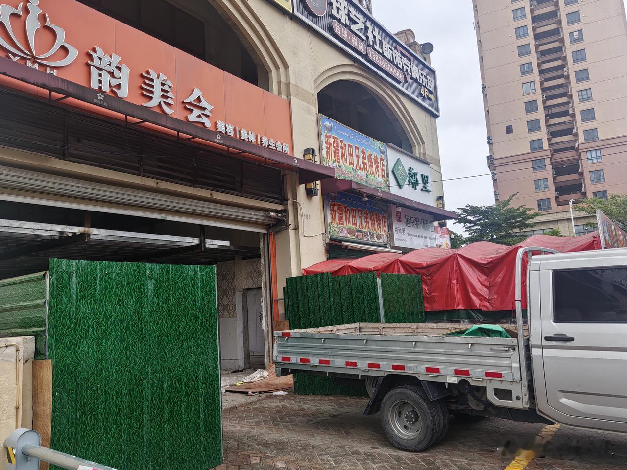 就事论事，说句难听点，谁的店开在它旁边都得倒闭。这里有一家XJ的
