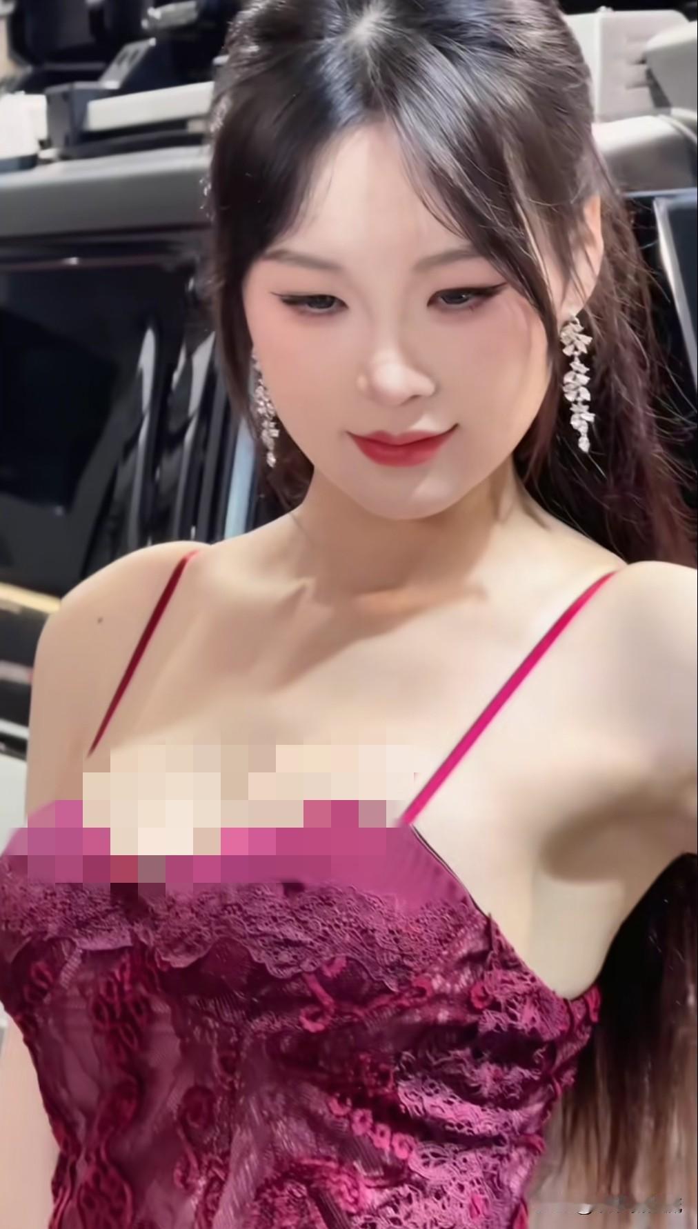 绝美模特小也，创造从“捡破烂到超模”奇迹逆袭，小也早年家庭生活比较坎坷，15岁就