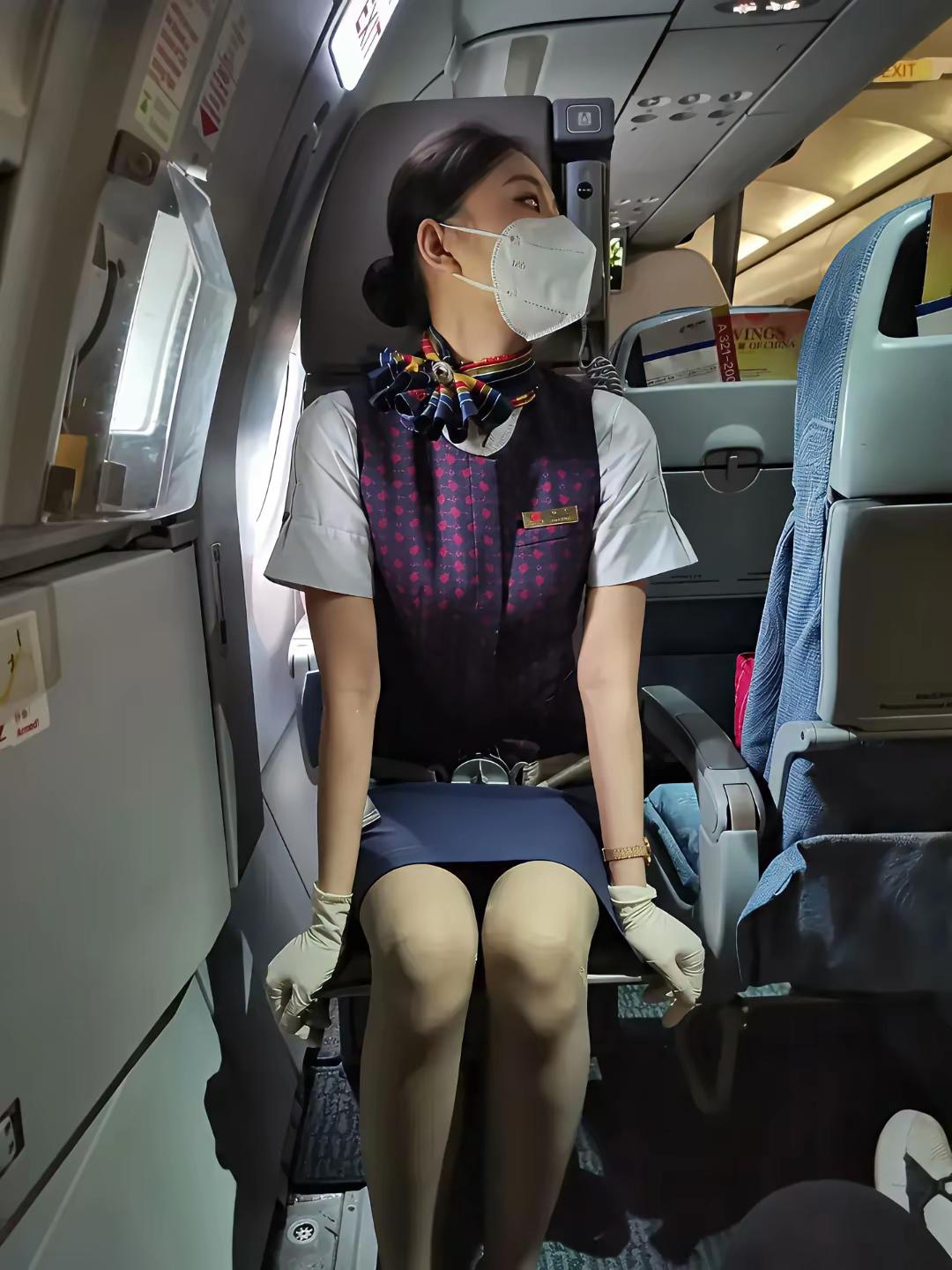 坐飞机第一次坐在这个位置，有什么办法可以缓解尴尬吗？