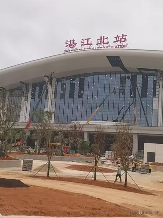 湛江北站！湛江市中心正朝西边转移。大家都清楚，过去几十年，湛江的发展主要集中在霞