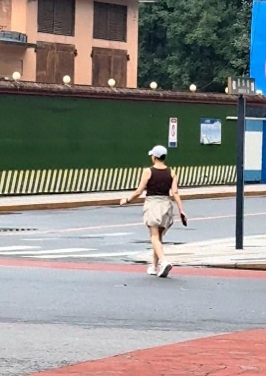 65岁的宋丹丹和72岁的老公上街遛弯，俩人还十指紧扣！结婚快30年了，这黏糊劲儿