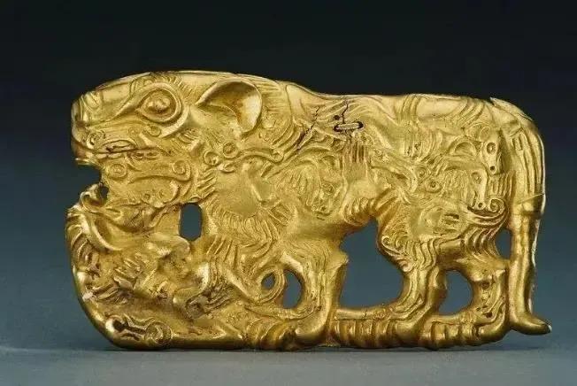 1988年6月，内蒙古一位农妇在家等待丈夫归来。等丈夫进门后，农妇刚准备去给丈夫