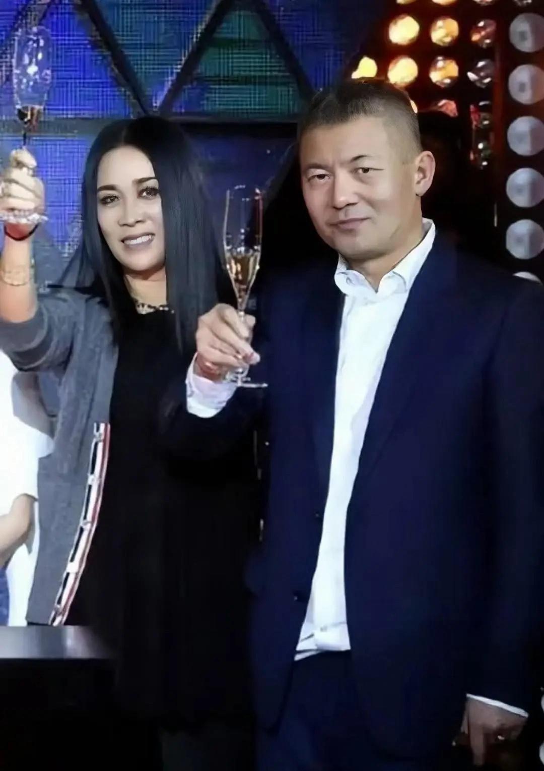 那英老公回应来了！这速度真的可以。刚被八卦媒体曝疑似出轨，热搜还没下来。孟