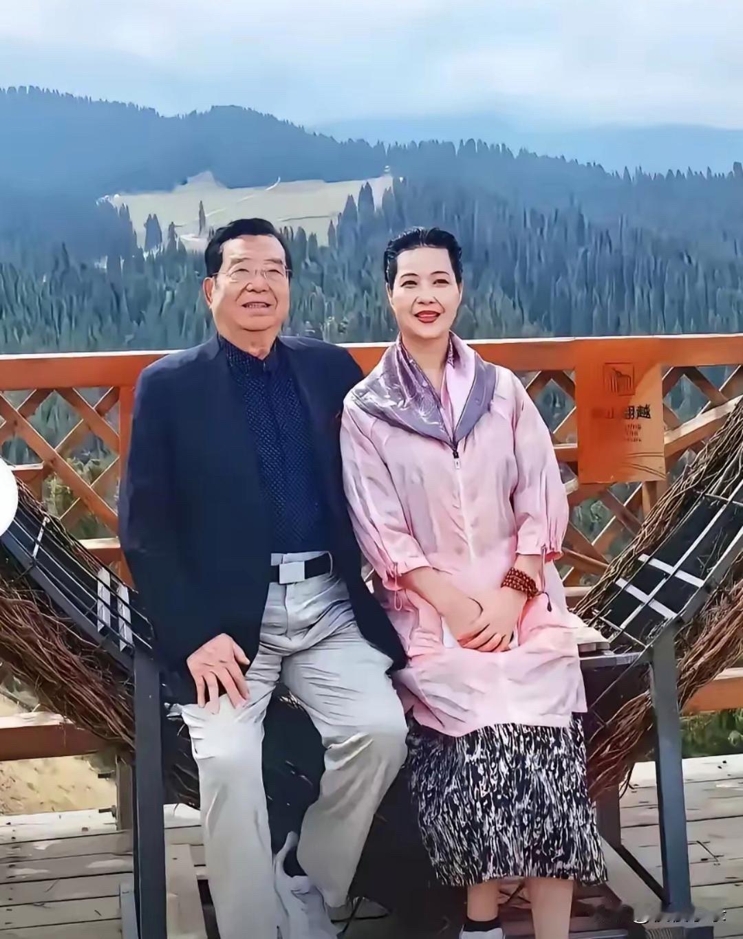 86岁的李双江和小27岁的梦鸽，晚年可幸福啦。他们在海南安了家，没事儿就参加社区